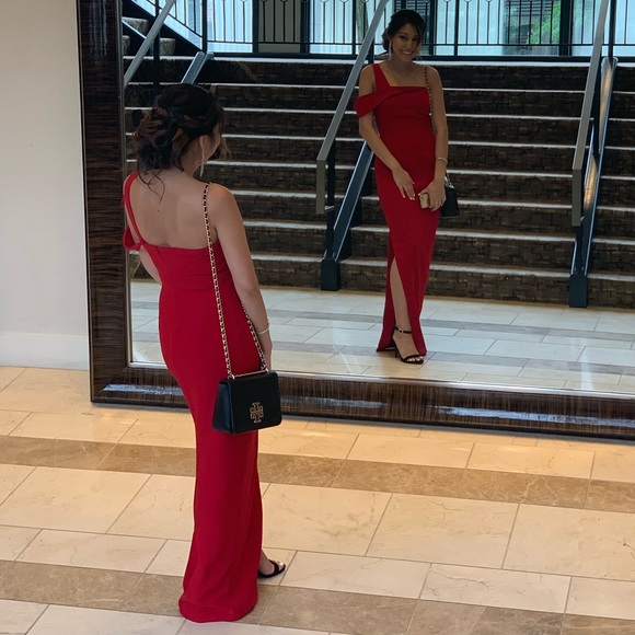 Red maxi gown with side slit - Picture 6 of 9